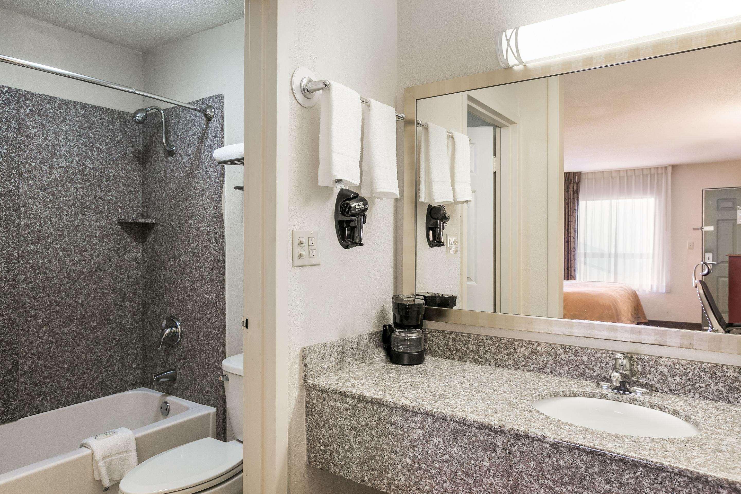 Quality Inn & Suites Near Lake Eufaula Bagian luar foto