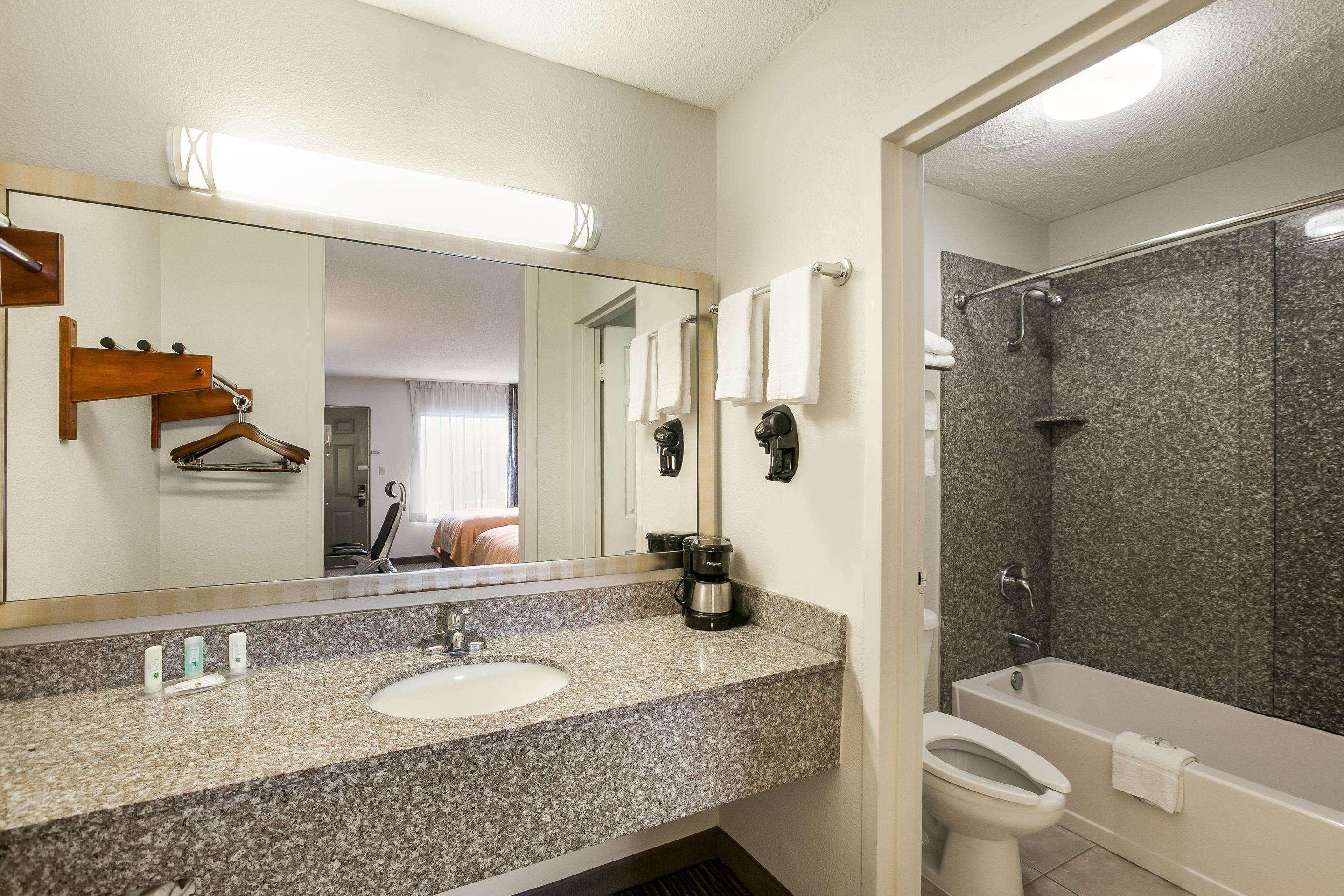 Quality Inn & Suites Near Lake Eufaula Bagian luar foto