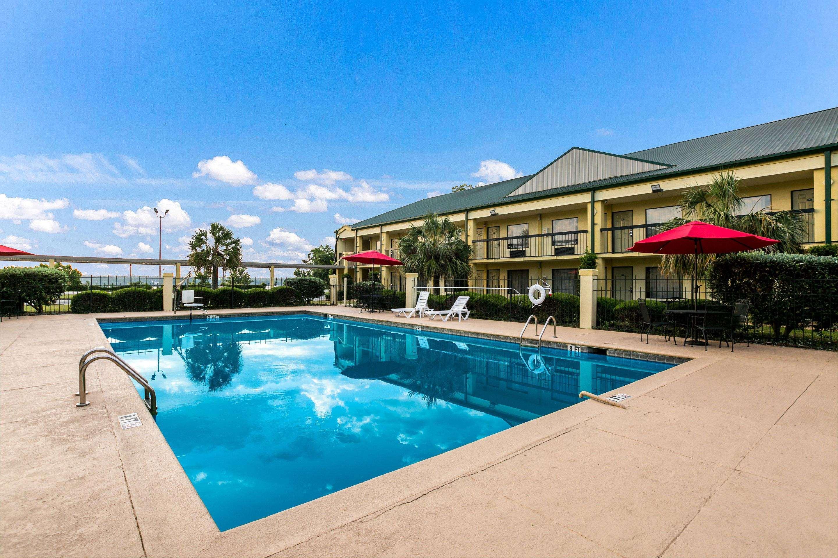 Quality Inn & Suites Near Lake Eufaula Bagian luar foto