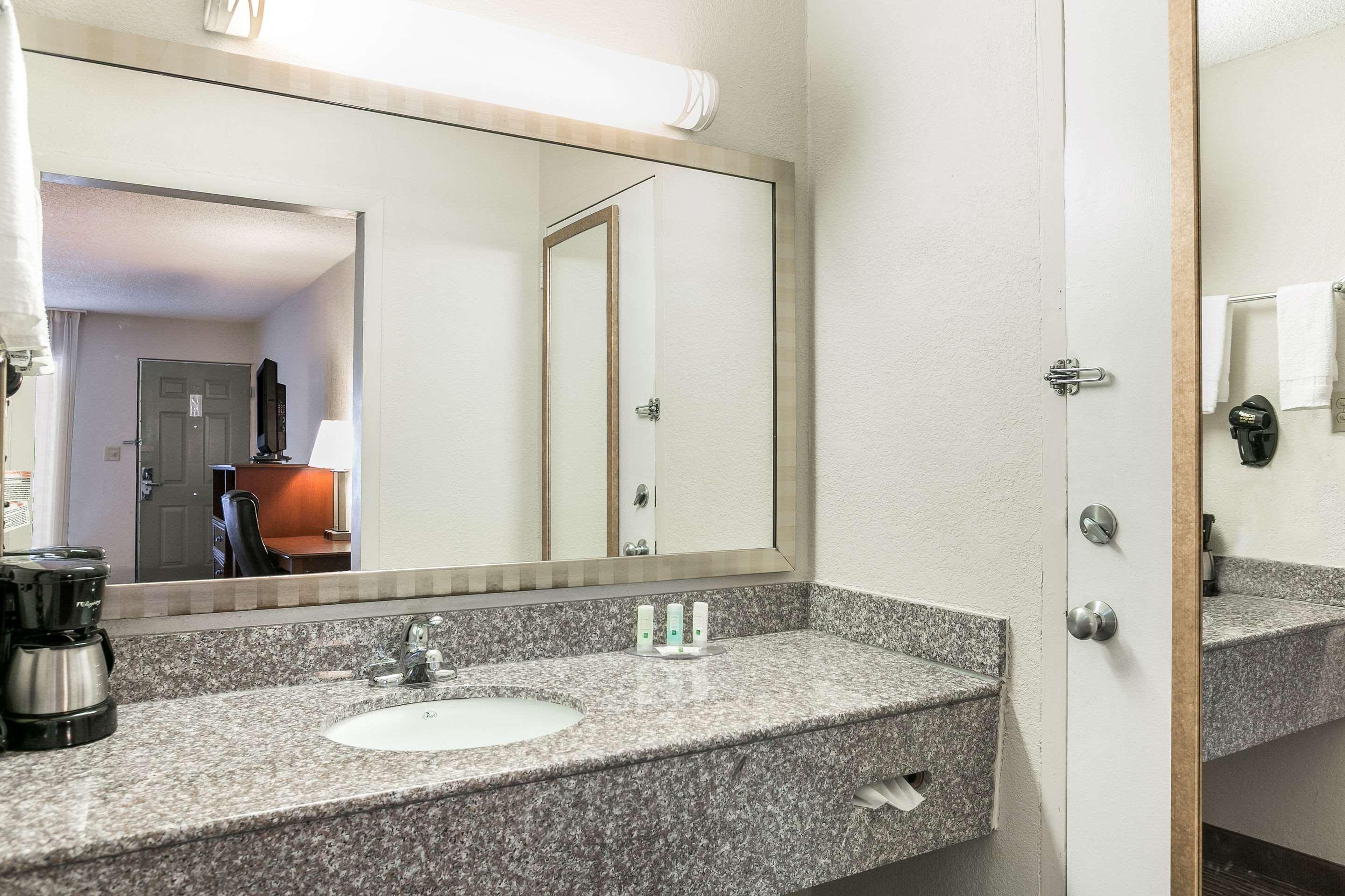 Quality Inn & Suites Near Lake Eufaula Bagian luar foto