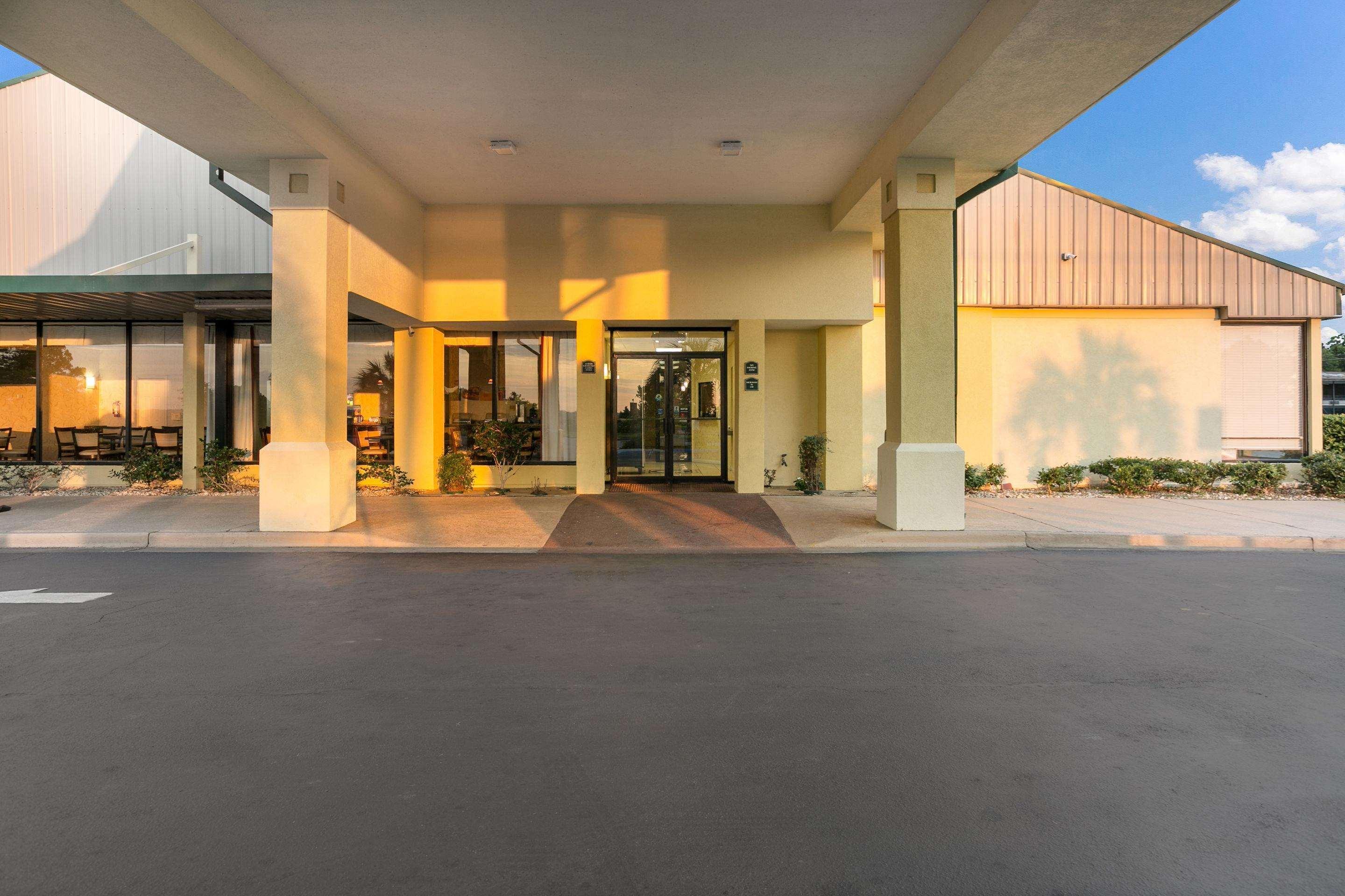 Quality Inn & Suites Near Lake Eufaula Bagian luar foto