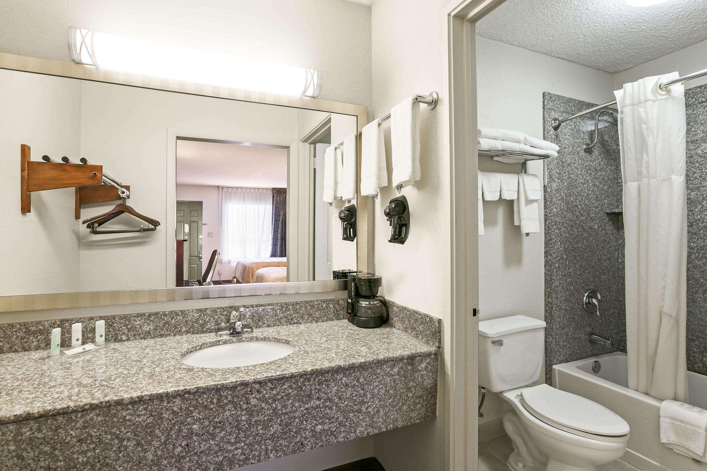 Quality Inn & Suites Near Lake Eufaula Bagian luar foto