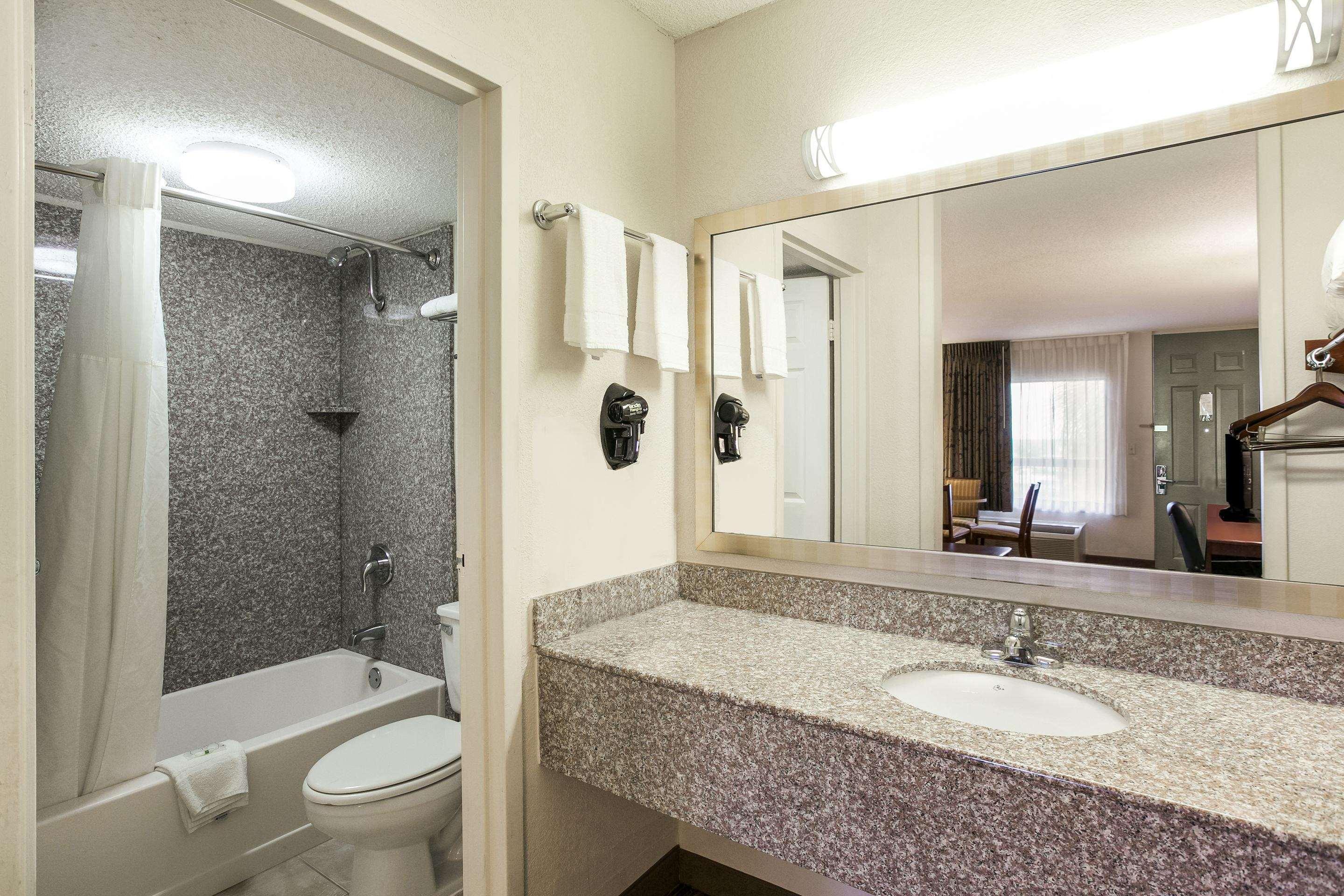 Quality Inn & Suites Near Lake Eufaula Bagian luar foto