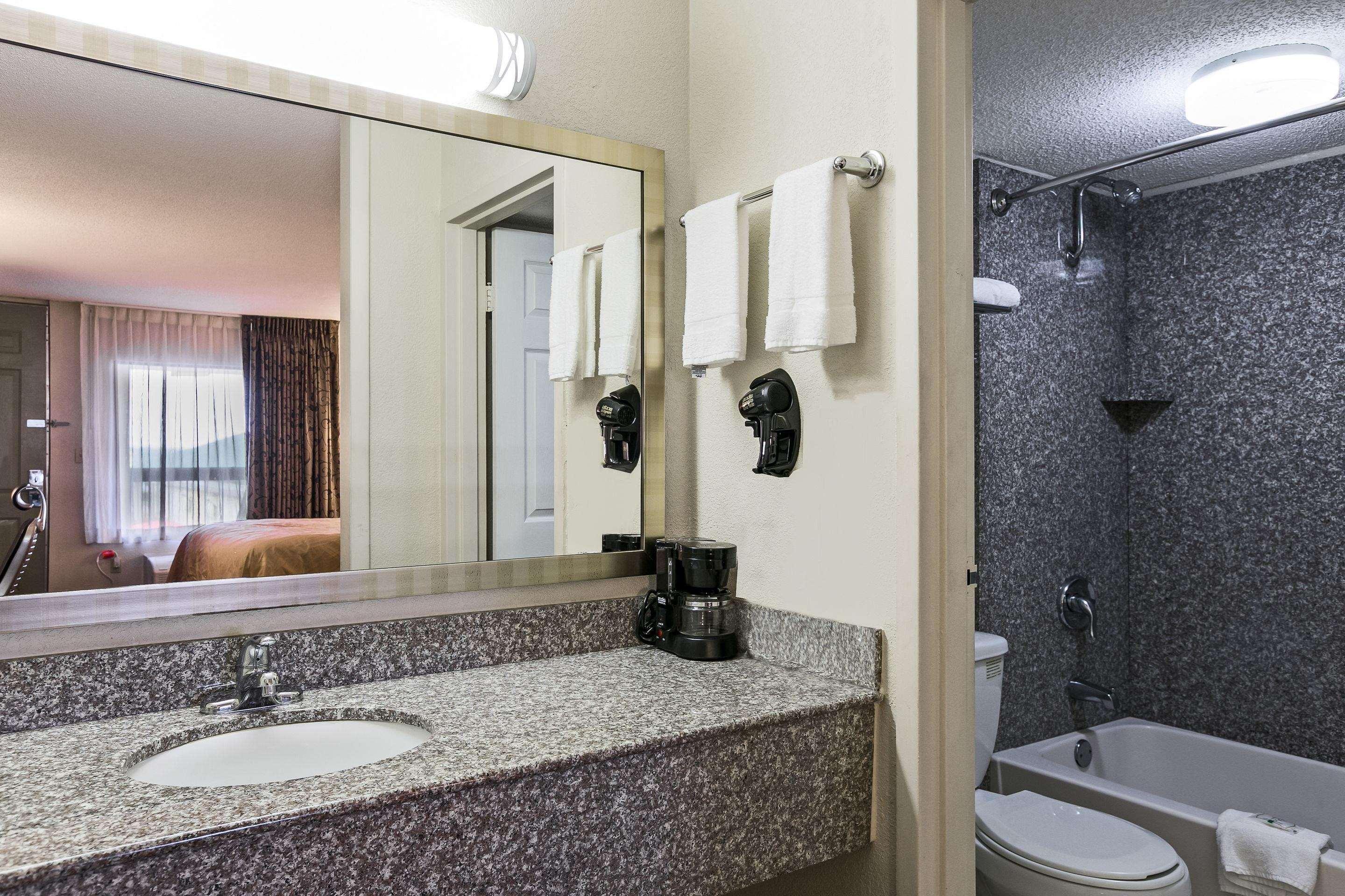 Quality Inn & Suites Near Lake Eufaula Bagian luar foto