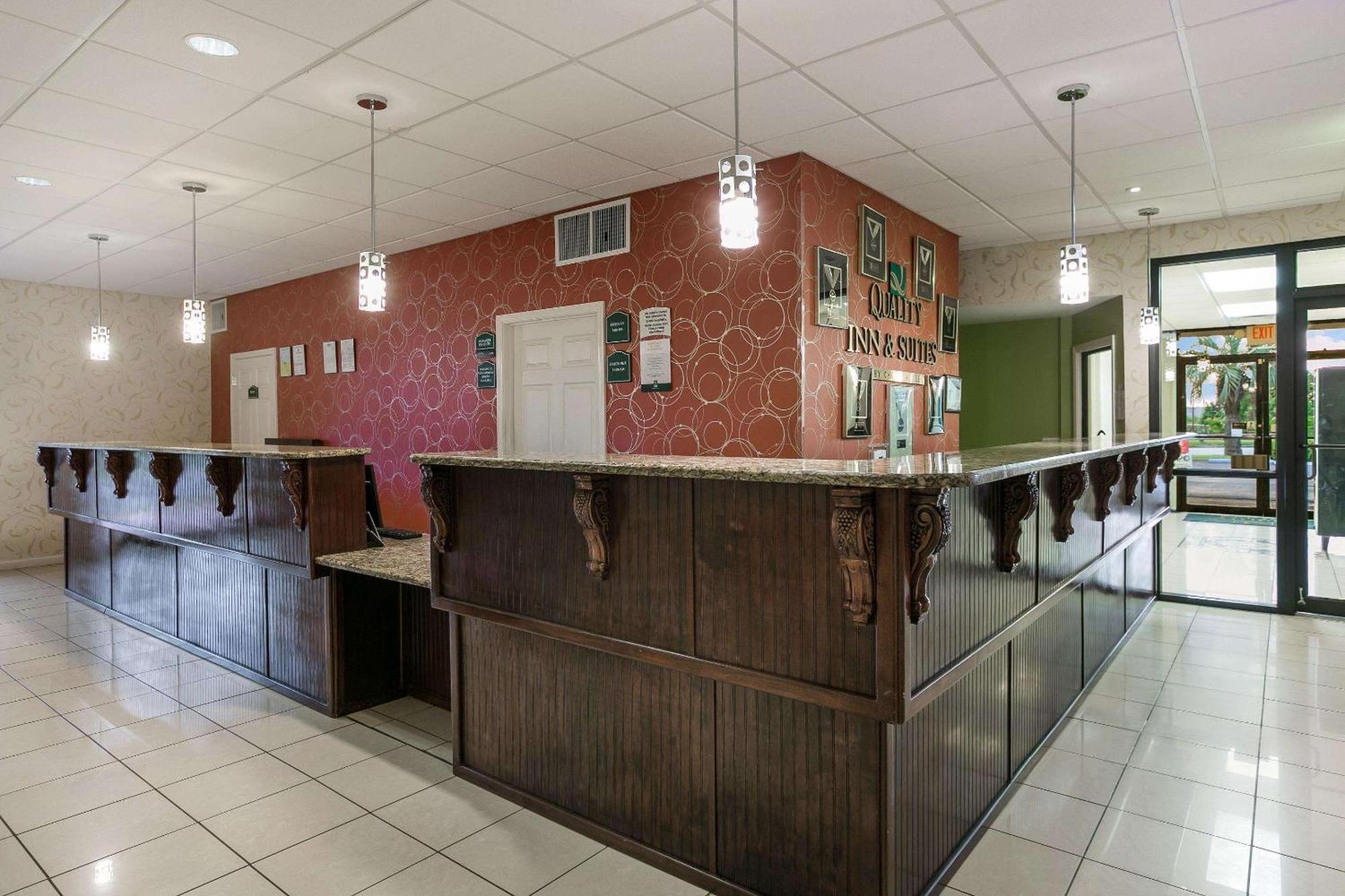 Quality Inn & Suites Near Lake Eufaula Bagian luar foto